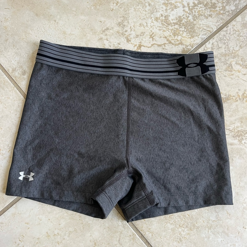 UNDER ARMOUR High waisted training shorts!